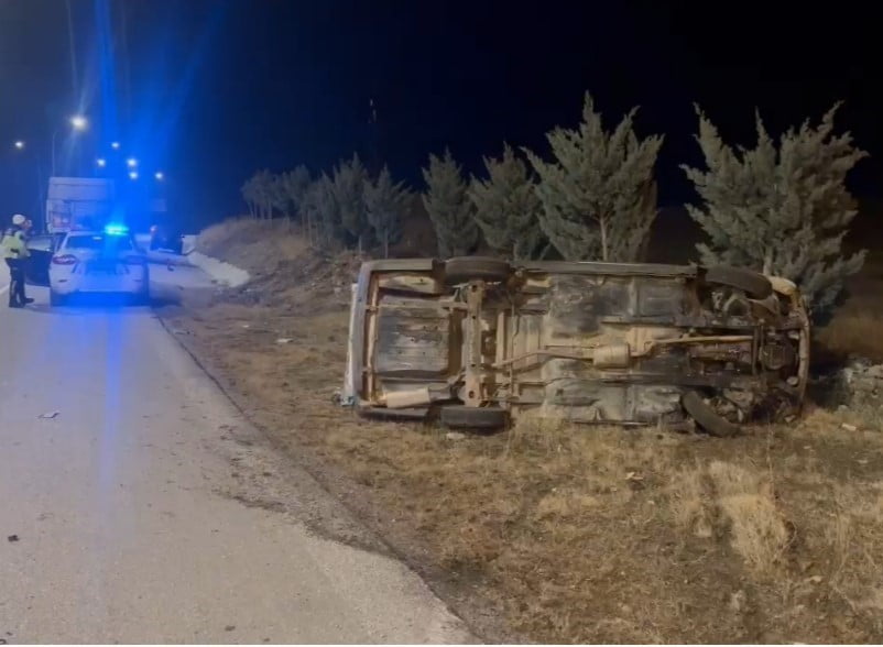 AFYONKARAHİSAR'DA TIRIN ÇARPMASI SONUCU KONTROLDEN ÇIKARAK ŞARAMPOLE GİRİP DEVRİLEN OTOMOBİLİN...