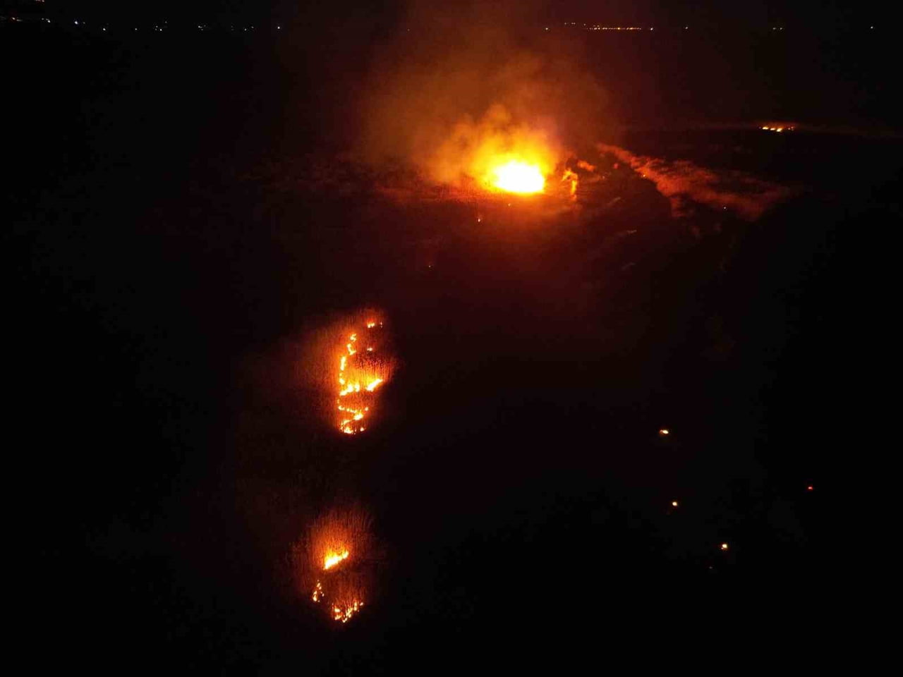 AFYONKARAHİSAR'DA UZUN BİR SÜREDİR KURUMA TEHLİKESİNİN DEVAM ETTİĞİ EBER GÖLÜNDE YİNE YANGIN...