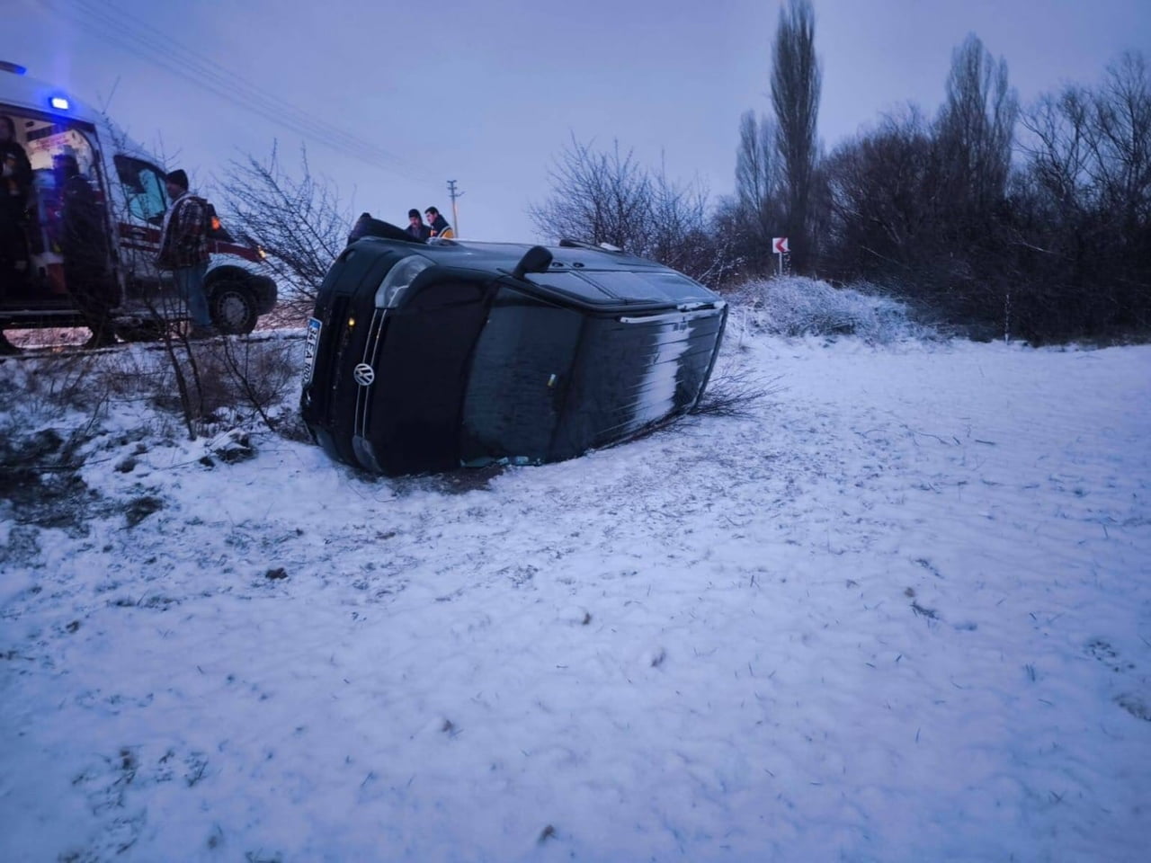 AFYONKARAHİSAR'DA YAĞAN KAR SONRASI BUZLANAN YOLDA KAYAN MİNİBÜSÜN ŞARAMPOLE DEVRİLMESİ SONUCU...