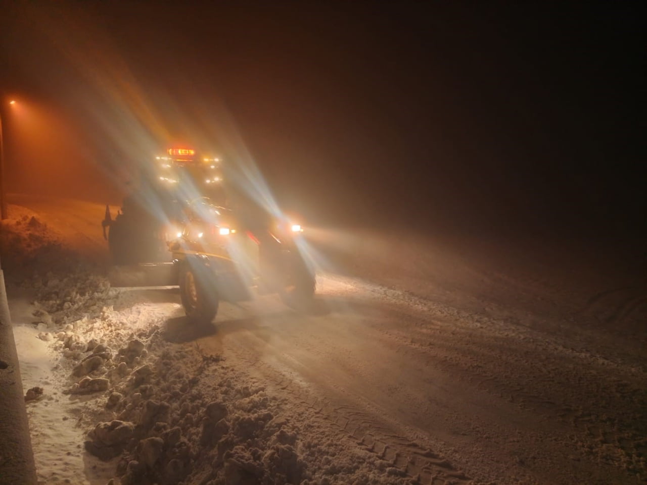 AFYONKARAHİSAR'DA YAŞANAN KAR YAĞIŞI RAKIMI YÜKSEK BÖLGELERDE ETKİLİ OLURKEN, ÖZEL İDAREYE BAĞLI...