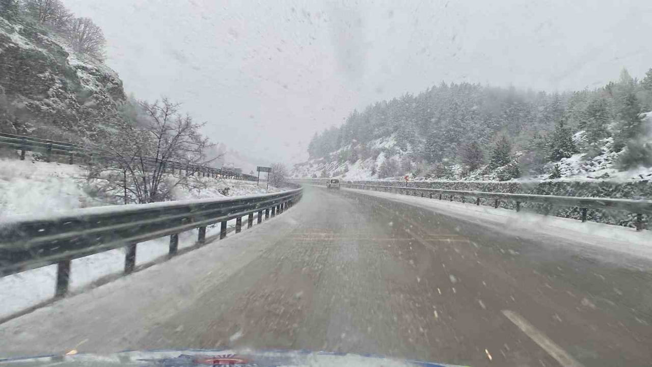 AFYONKARAHİSAR'IN YÜKSEK KESİMLERİNDE ETKİLİ OLAN KAR YAĞIŞI NEDENİYLE YAŞANAN KAZALAR SONRASI...