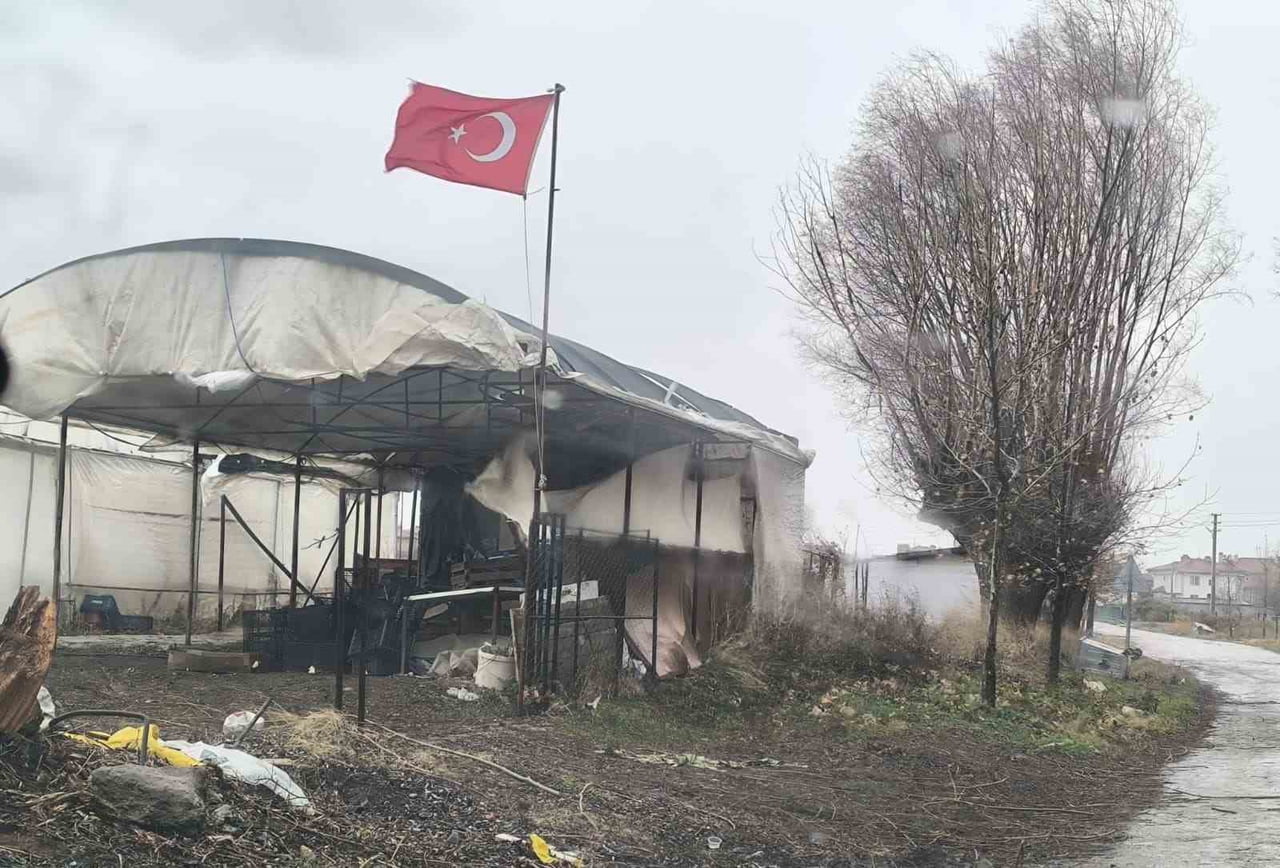 AFYONKARAHİSAR’DA BİR ŞAHIS FIRTINADAN DOLAYI ARACININ ÜZERİNE SAKSI DÜŞMESİ SONRASI ÖLÜMDEN...