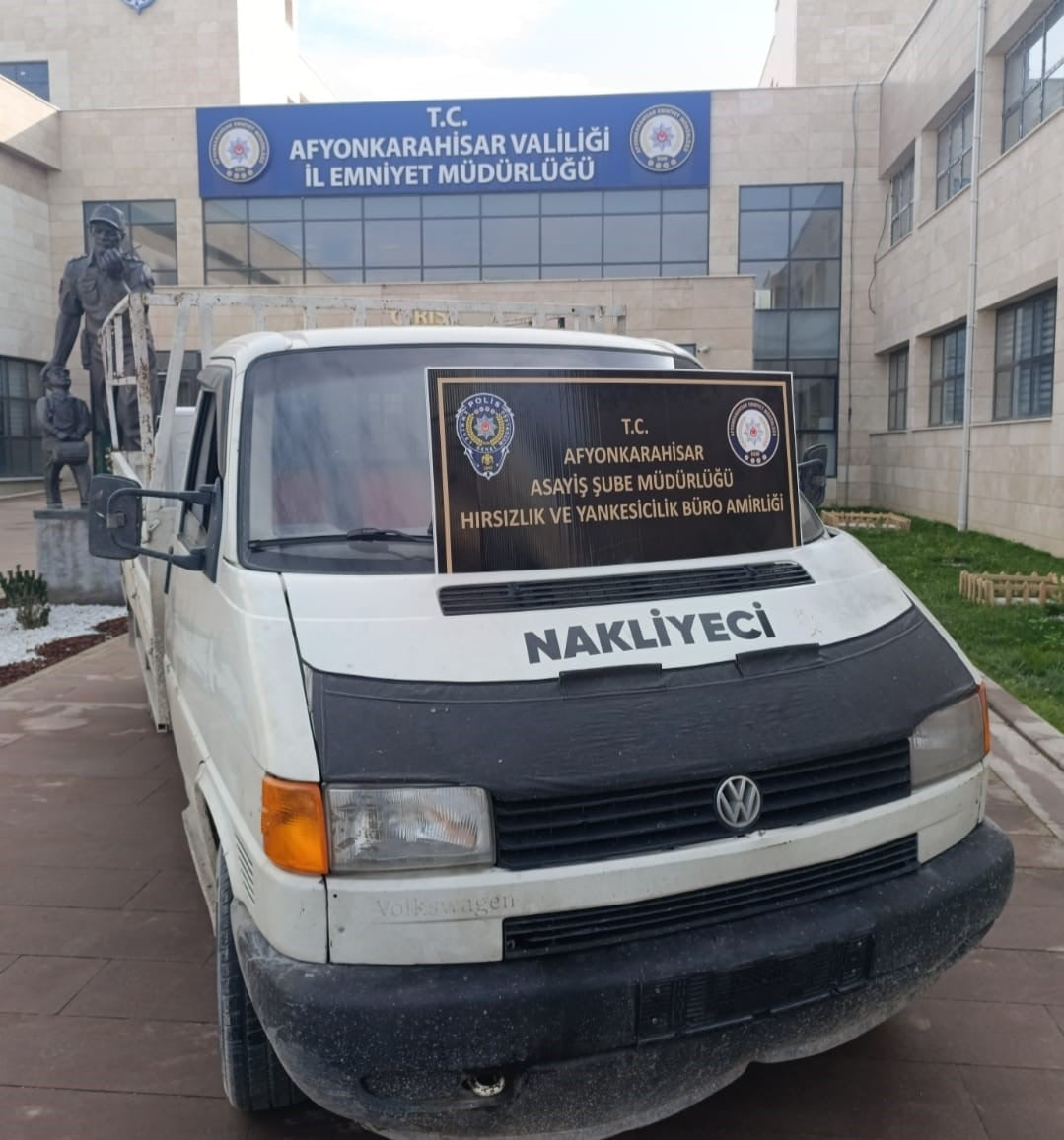AFYONKARAHİSAR’DA ÇALINAN KAMYONET POLİS EKİPLERİNİN SAATLER SÜREN KAMERA İNCELEMESİ SONRASI KENT...