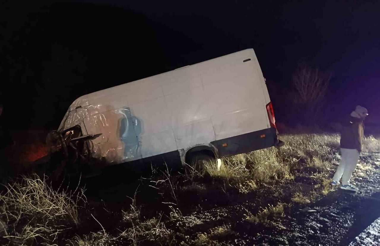 AFYONKARAHİSAR’DA MEYDANA GELEN TRAFİK KAZASINDA KAYARAK YOLDAN ÇIKAN VE ŞARAMPOLE DEVRİLEN...