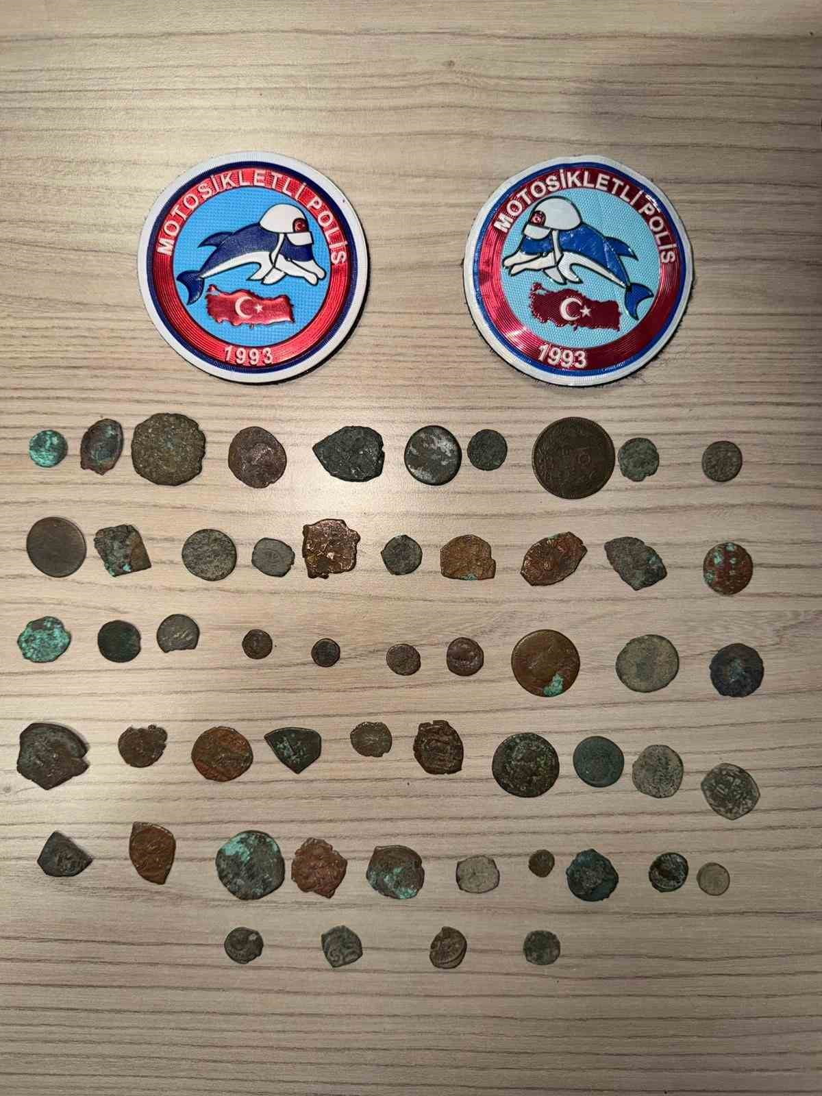 AFYONKARAHİSAR’DA POLİS TARAFINDAN SON BİR HAFTA İÇERİSİNDE GERÇEKLEŞTİRİLEN DENETİMLERDE BIÇAK...