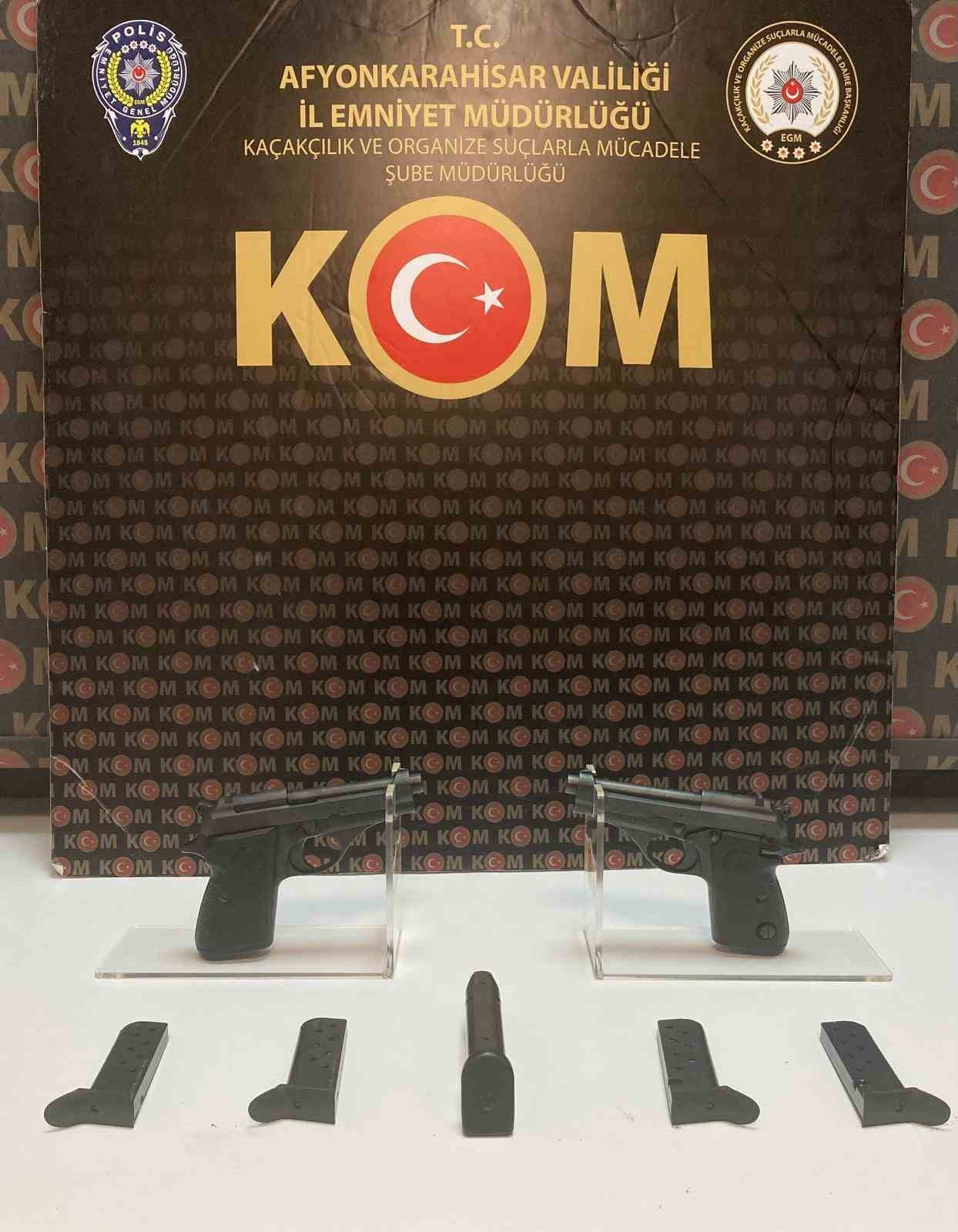 AFYONKARAHİSAR’DA POLİS TARAFINDAN ŞÜPHE ÜZERİNE DURDURULAN BİR ARAÇTA RUHSATSIZ SİLAHLAR ELE...