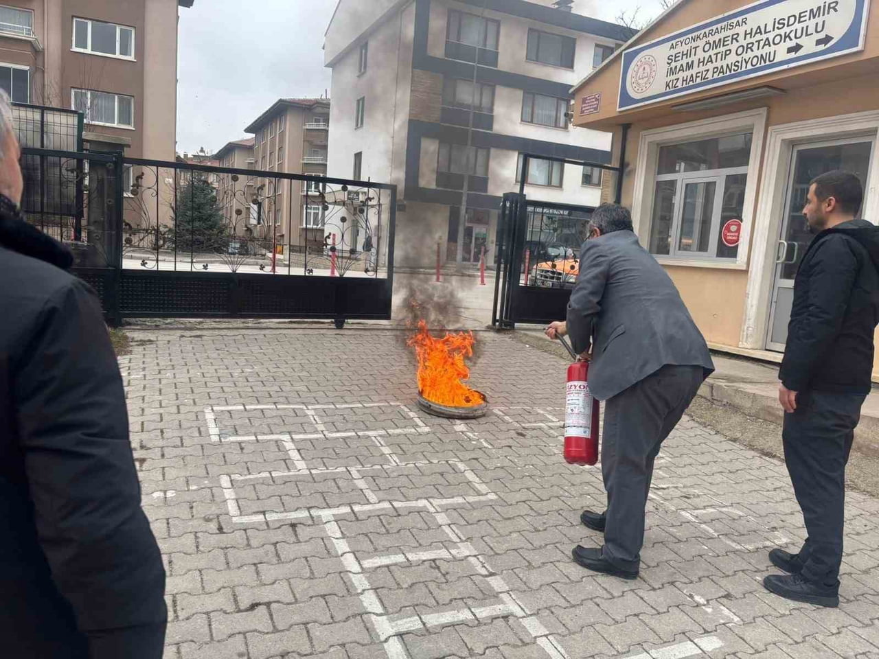 AFYONKARAHİSAR İL AFET VE ACİL DURUM MÜDÜRLÜĞÜ (AFAD) TARAFINDAN KENTTEKİ İKİ OKULDA EĞİTİM...