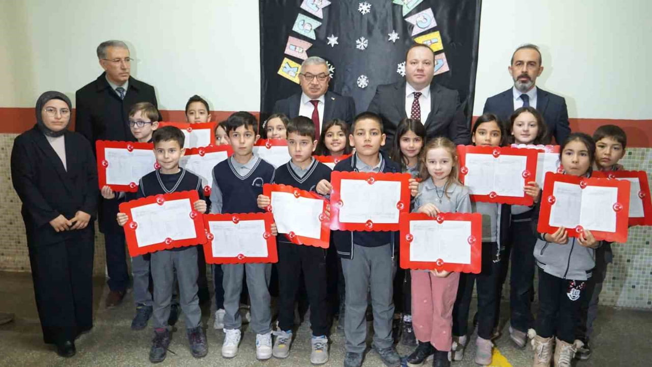 AFYONKARAHİSAR’IN ŞUHUT İLÇESİNDE DAĞITILAN KARNELER İLE 2025-2026 EĞİTİM-ÖĞRETİM YILININ BİRİNCİ...