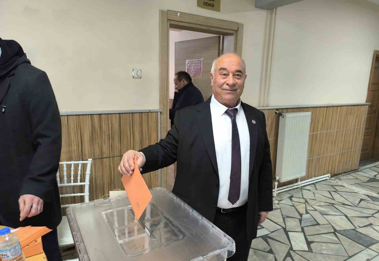 AFYONKARAHİSAR ŞUHUT ŞOFÖRLER VE OTOMOBİLCİLER ESNAF ODASININ YAPILAN GENEL KURULU SONRASI MEVCUT...