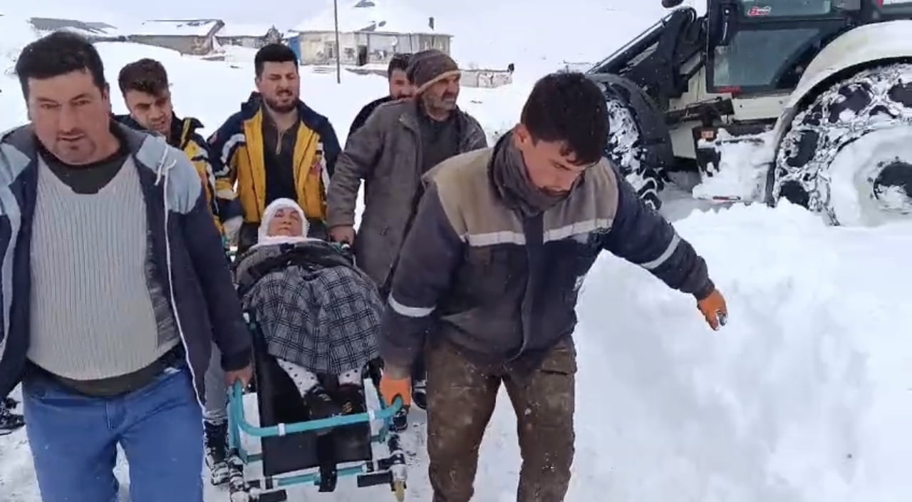 AĞRI'NIN HAMUR İLÇESİNE BAĞLI SÜLEYMAN KÜMBET KÖYÜNDE SABAH SAATLERİNDE RAHATSIZLANAN 64 YAŞINDAKİ...