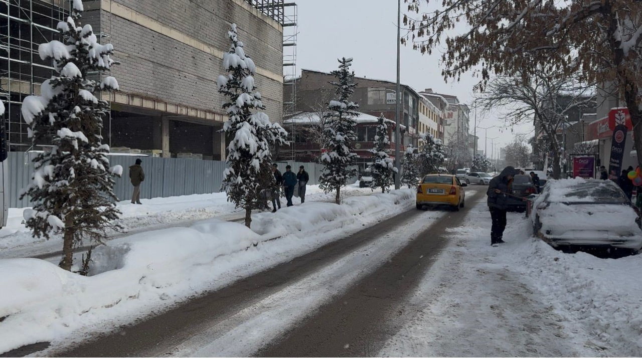 AĞRI'NIN PATNOS İLÇESİNDE DÜN GECEDEN İTİBAREN ETKİLİ OLAN KAR YAĞIŞI, İLÇE GENELİNDE HAYATI BİR...
