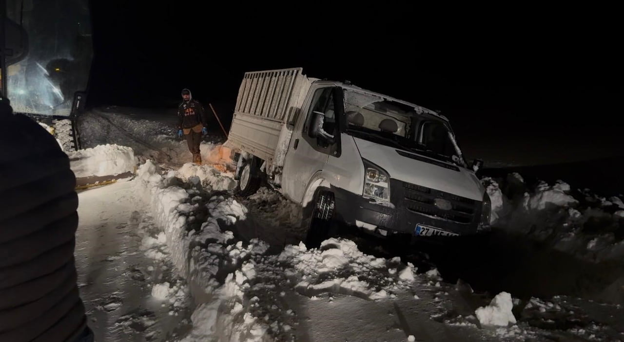 AĞRI'NIN PATNOS İLÇESİNDE KAR VE TİPİ HAYATI OLUMSUZ ETKİLİYOR.