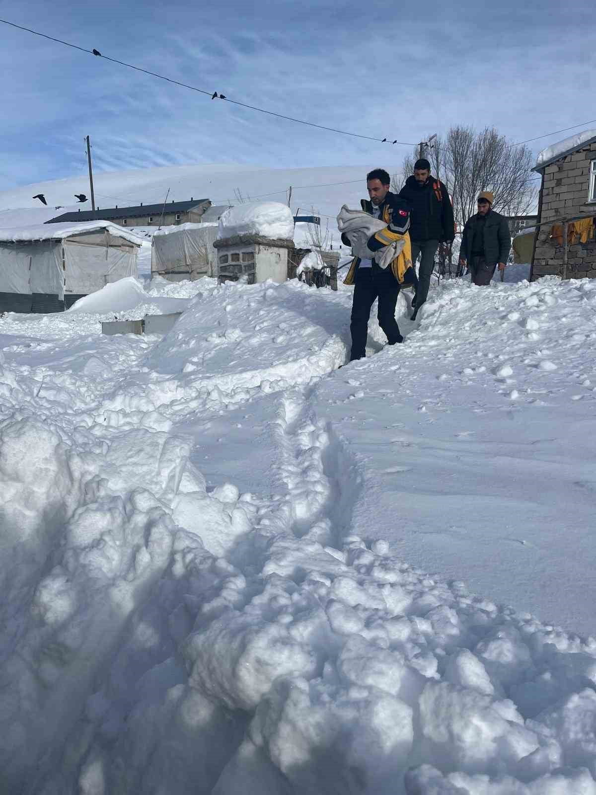 AĞRI’DA SAĞLIK EKİPLERİ EVDE DOĞUMA YETİŞTİ