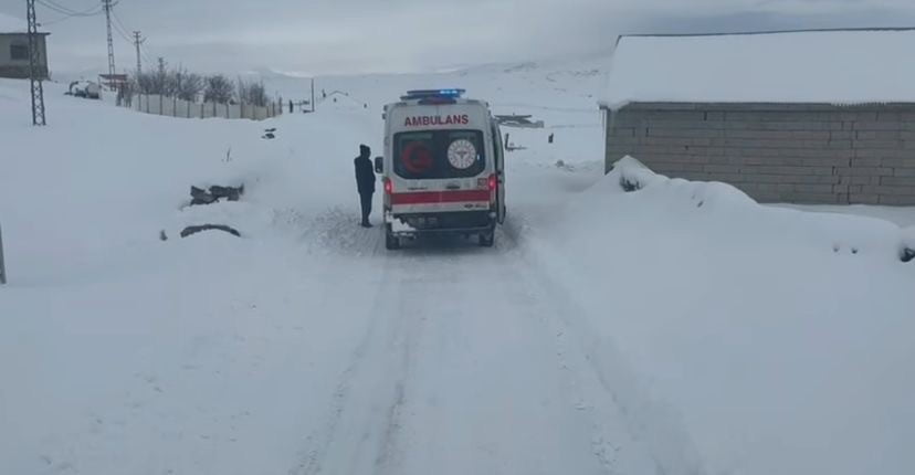 AĞRI’DA YOLLARIN AÇILMASIYLA HASTALAR HASTANEYE ULAŞILDI