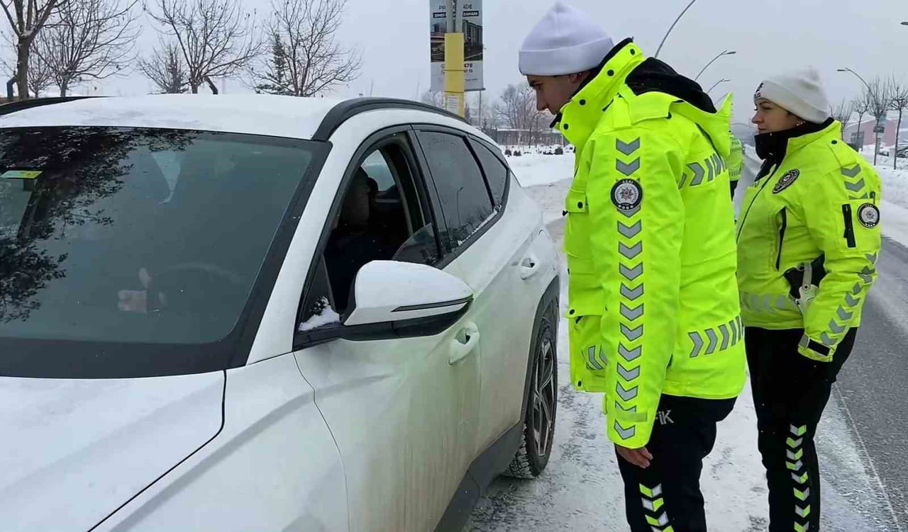 AĞRI İL EMNİYET MÜDÜRLÜĞÜ EKİPLERİ, KIŞ MEVSİMİNİN BERABERİNDE GETİRDİĞİ OLUMSUZ HAVA VE YOL...