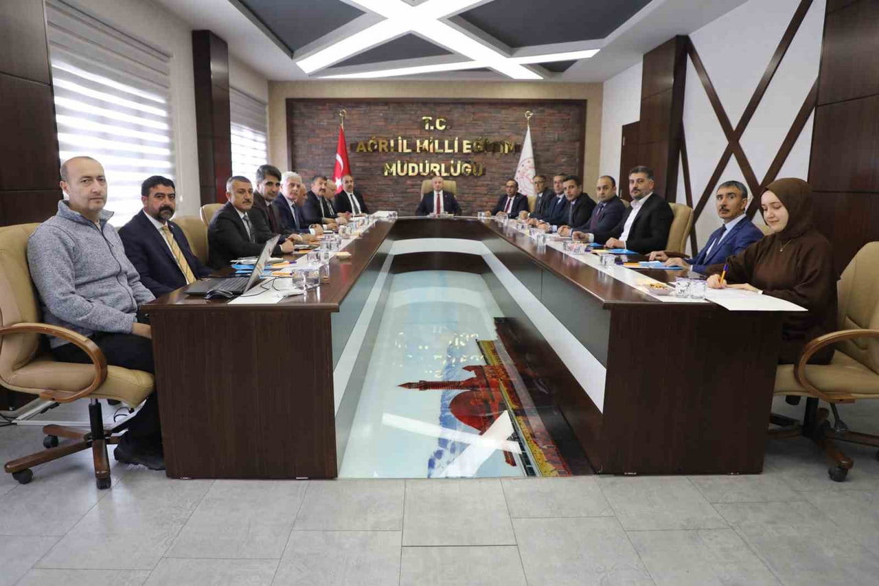 AĞRI İL MİLLİ EĞİTİM MÜDÜRÜ HASAN KÖKREK BAŞKANLIĞINDA "İLÇE MİLLİ EĞİTİM MÜDÜRLERİ TOPLANTISI"...