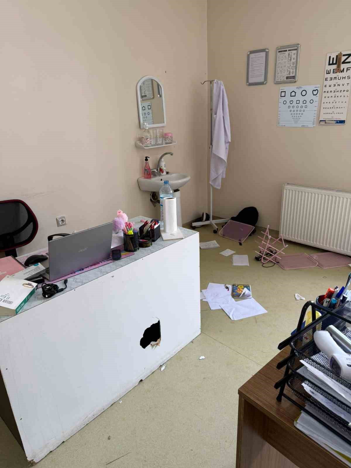 AĞRI’NIN DOĞUBAYAZIT İLÇESİNDE BİR AİLE SAĞLIĞI MERKEZİNDE GÖREV YAPAN HEKİM, HASTA YAKINININ...