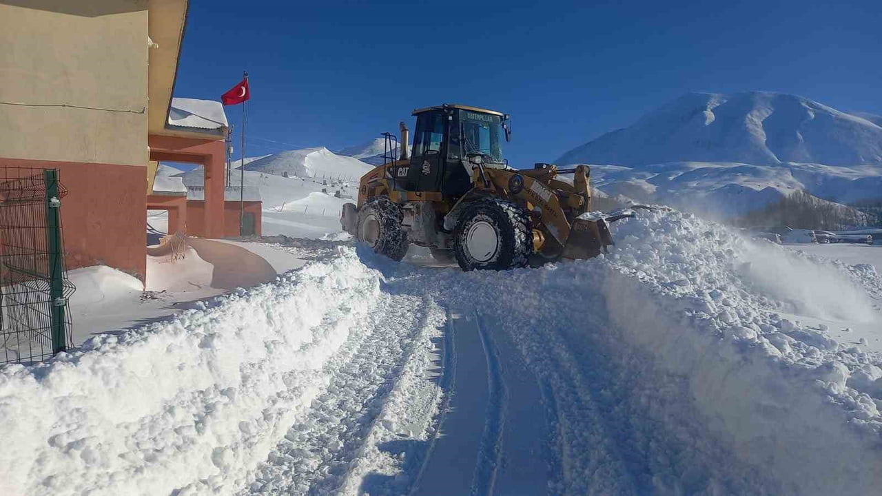 AĞRI’NIN ELEŞKİRT İLÇESİNDE YOĞUN KAR YAĞIŞININ ARDINDAN HAYRANGÖL KÖY YOLUNDA MEYDANA GELEN ÇIĞ...