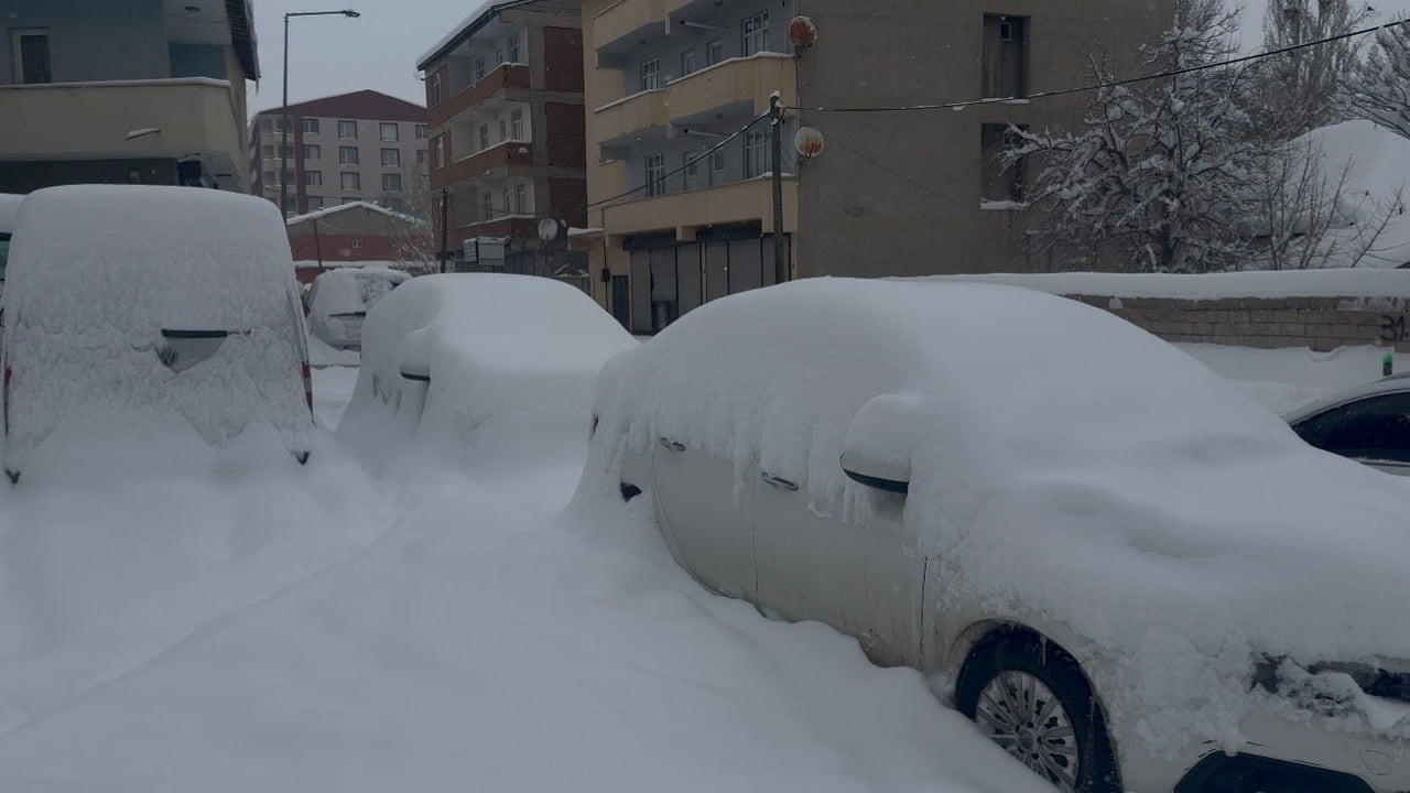 AĞRI’NIN PATNOS İLÇESİNDE DÜN ÖĞLE SAATLERİNDEN İTİBAREN ETKİLİ OLAN YOĞUN KAR YAĞIŞI, İLÇEDE...