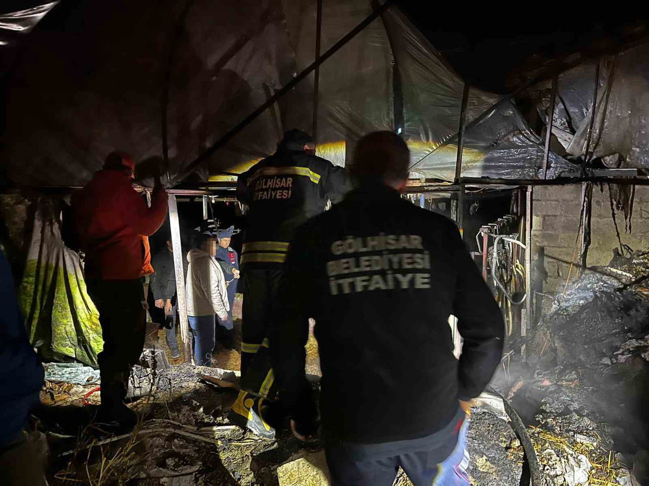 AHIRDA ÇIKAN YANGIN, İTFAİYENİN MÜDAHALESİYLE SÖNDÜRÜLÜRDÜ. OLAYDA CAN KAYBI YAŞANMAZKEN, CİDDİ...