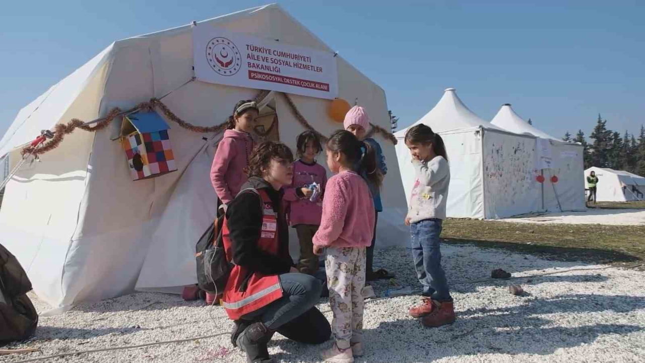 AİLE VE SOSYAL HİZMETLER BAKANLIĞI'NA BAĞLI PSİKOSOSYAL DESTEK EKİPLERİ, AFETİN İLK ANINDAN...