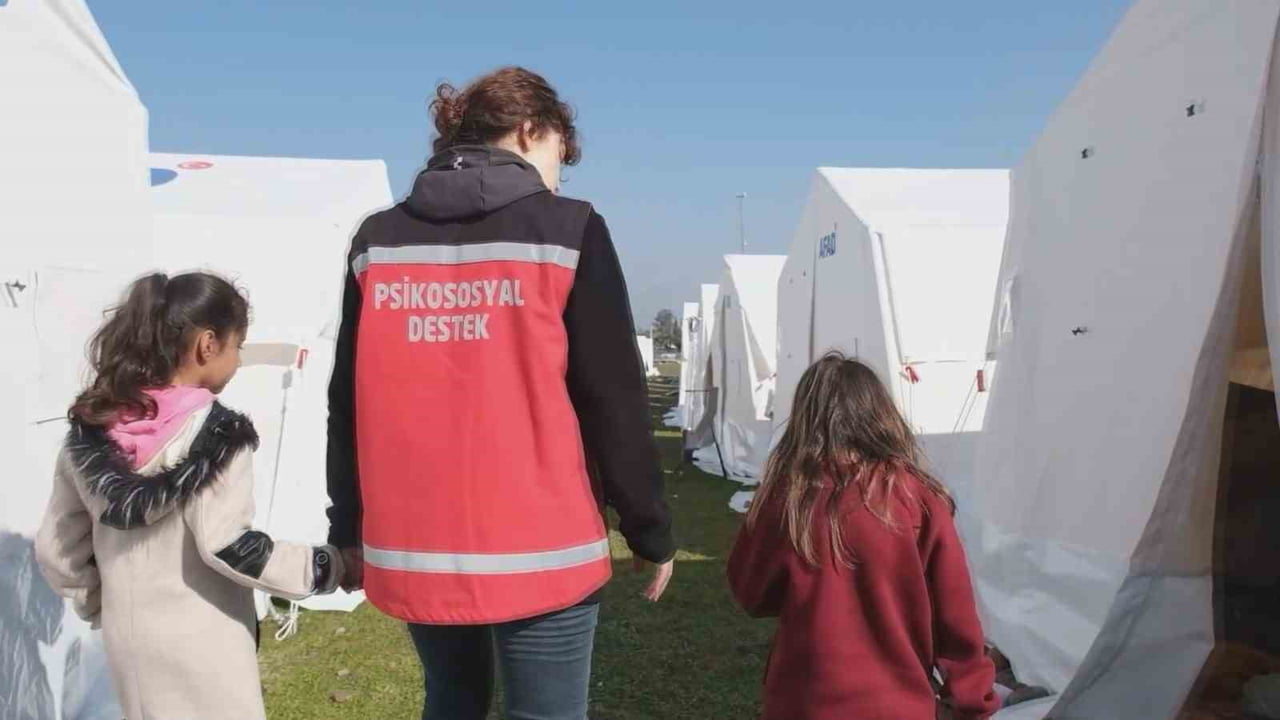 AİLE VE SOSYAL HİZMETLER BAKANLIĞI'NA BAĞLI PSİKOSOSYAL DESTEK EKİPLERİ, AFETİN İLK ANINDAN...