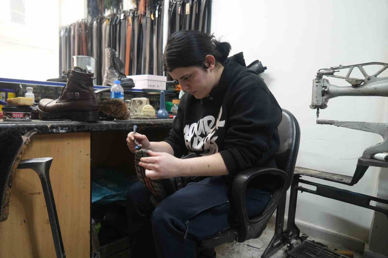 AİLESİ VE ÇEVRESİNİN “YAPAMAZ” SÖZLERİNE RAĞMEN NİĞDE’NİN TEK KADIN AYAKKABI TAMİRCİSİ OLAN 16...