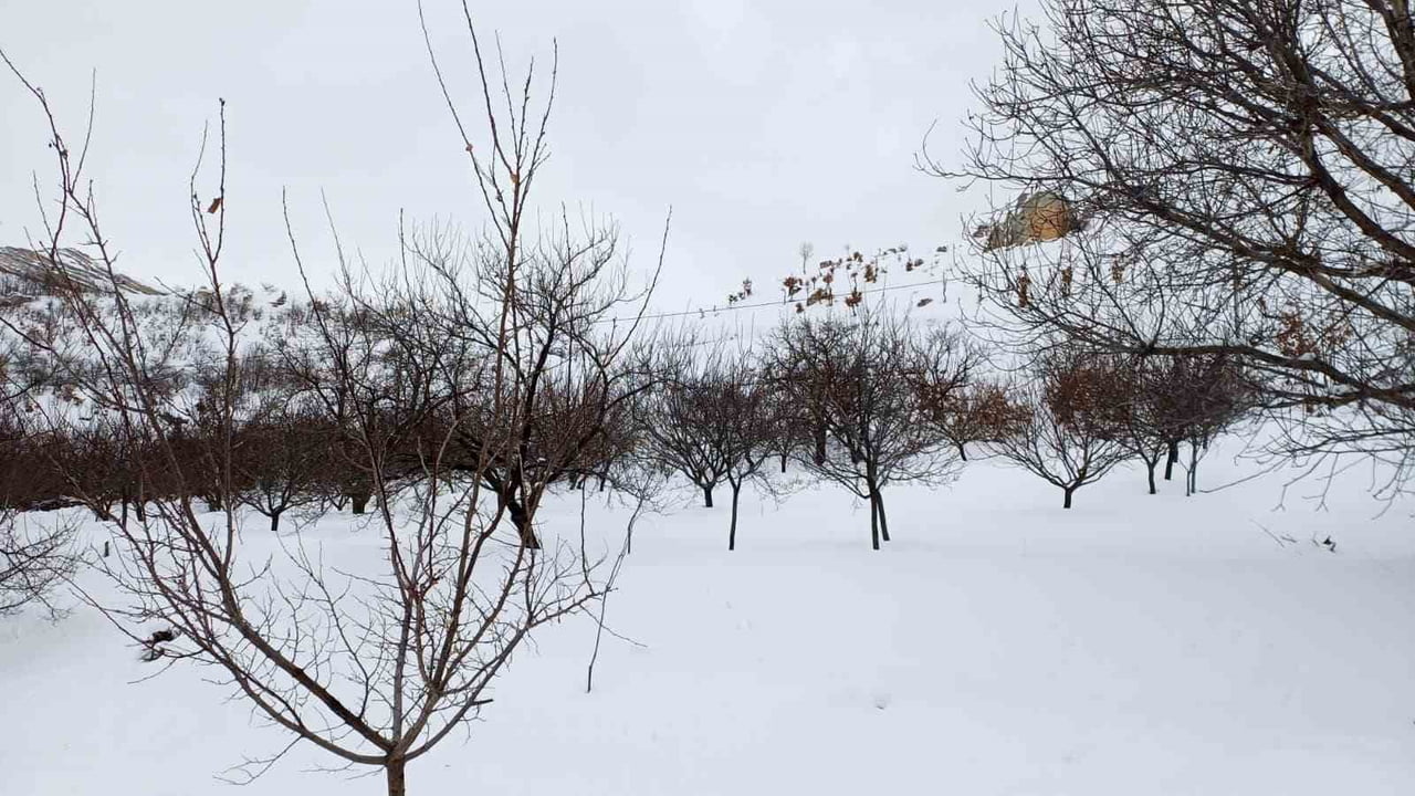 AKÇADAĞ’DA KAR KALINLIĞI 1 METREYE YAKLAŞTI