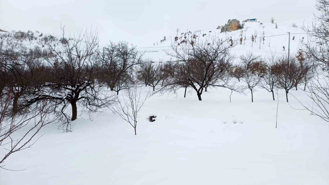 AKÇADAĞ’DA KAR KALINLIĞI 1 METREYE YAKLAŞTI