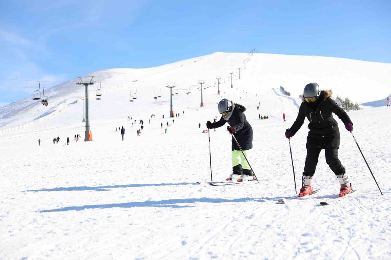 AKDAĞ KAYAK MERKEZİ’NDE SEZON DOLU DOLU GEÇERKEN ODAK SAMSUN TURİZM OTOBÜSLERİ DE LADİK AKDAĞ...