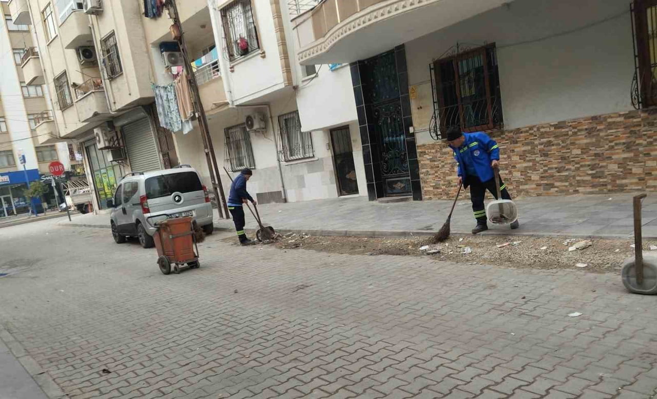 AKDENİZ BELEDİYESİ ÇEVRE KORUMA VE KONTROL MÜDÜRLÜĞÜ EKİPLERİ, İLÇE GENELİNDE TEMİZ, SAĞLIKLI VE...