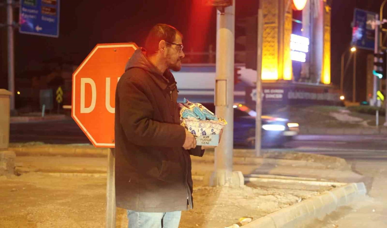 AKSARAY'DA ELİNDEKİ MENDİL KUTUSUYLA KARAYOLLARINDAKİ IŞIKLI KAVŞAKLARA ÇIKARAK SATIŞ YAPAN 42...