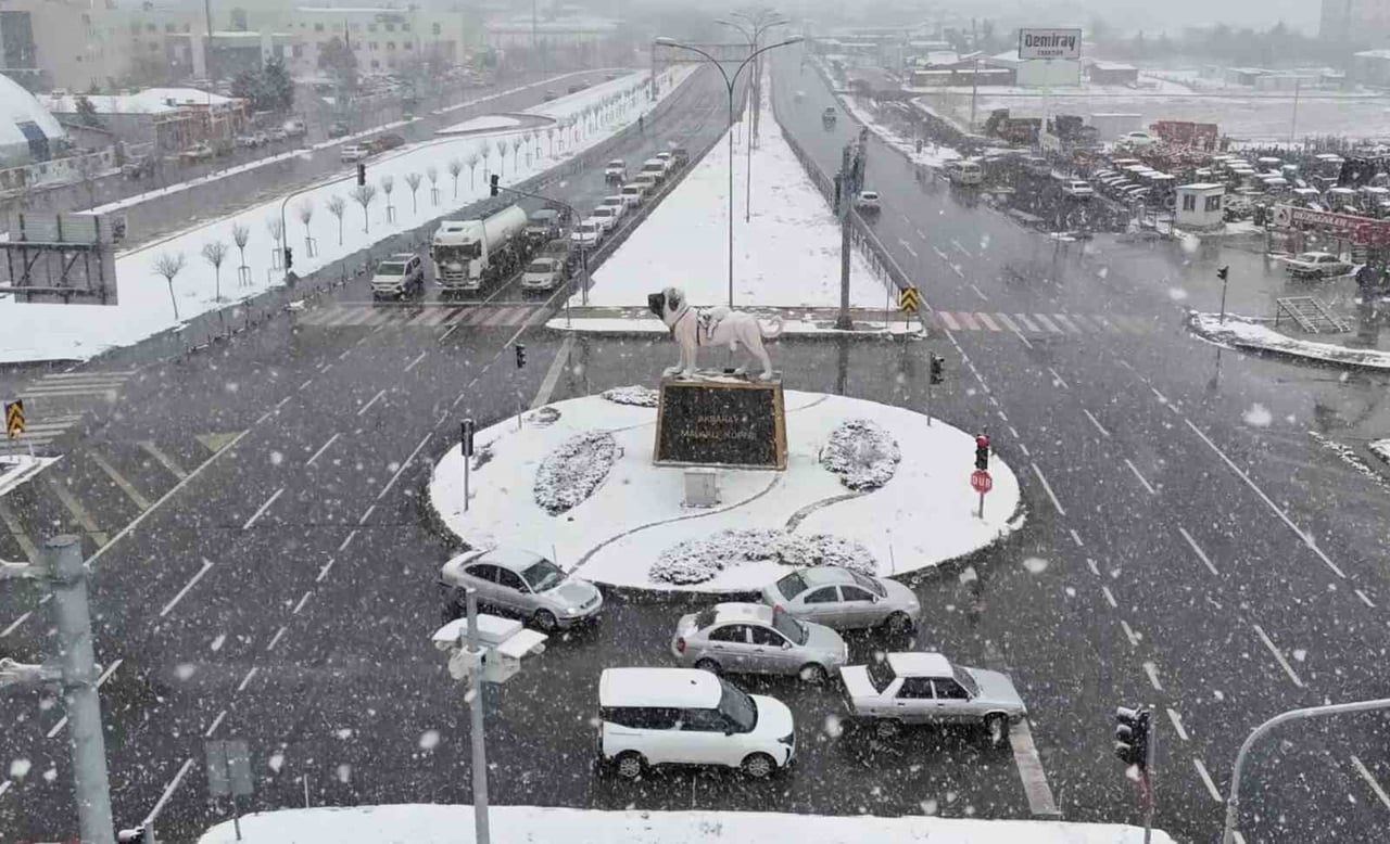 AKSARAY’DA AKŞAM SAATLERİNDE BAŞLAYAN KAR YAĞIŞI ŞEHRİ BEYAZA BÜRÜDÜ.