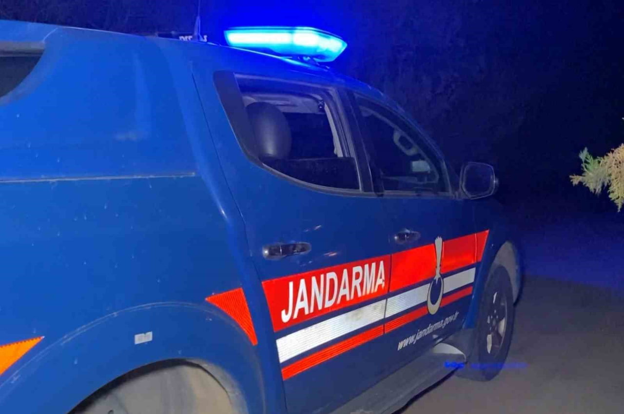 AKSARAY’DA AKŞAM SAATLERİNDE ETKİLİ OLAN ŞİDDETLİ RÜZGAR RESTORANIN ÇATISINI UÇURDU. UÇAN ÇATI 60...