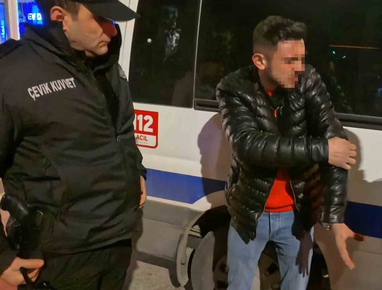 AKSARAY’DA ARAÇ İÇİNDE DURURKEN BIÇAKLANAN GENÇ KOLUNDAN ALDIĞI BIÇAK DARBESİYLE YARALANIRKEN...