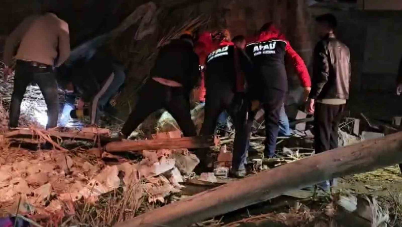 AKSARAY’DA BİR MANDIRANIN ÇÖKMESİ SONUCU GÖÇÜK ALTINDA KALAN ÇOK SAYIDA KÜÇÜKBAŞ HAYVAN TELEF...