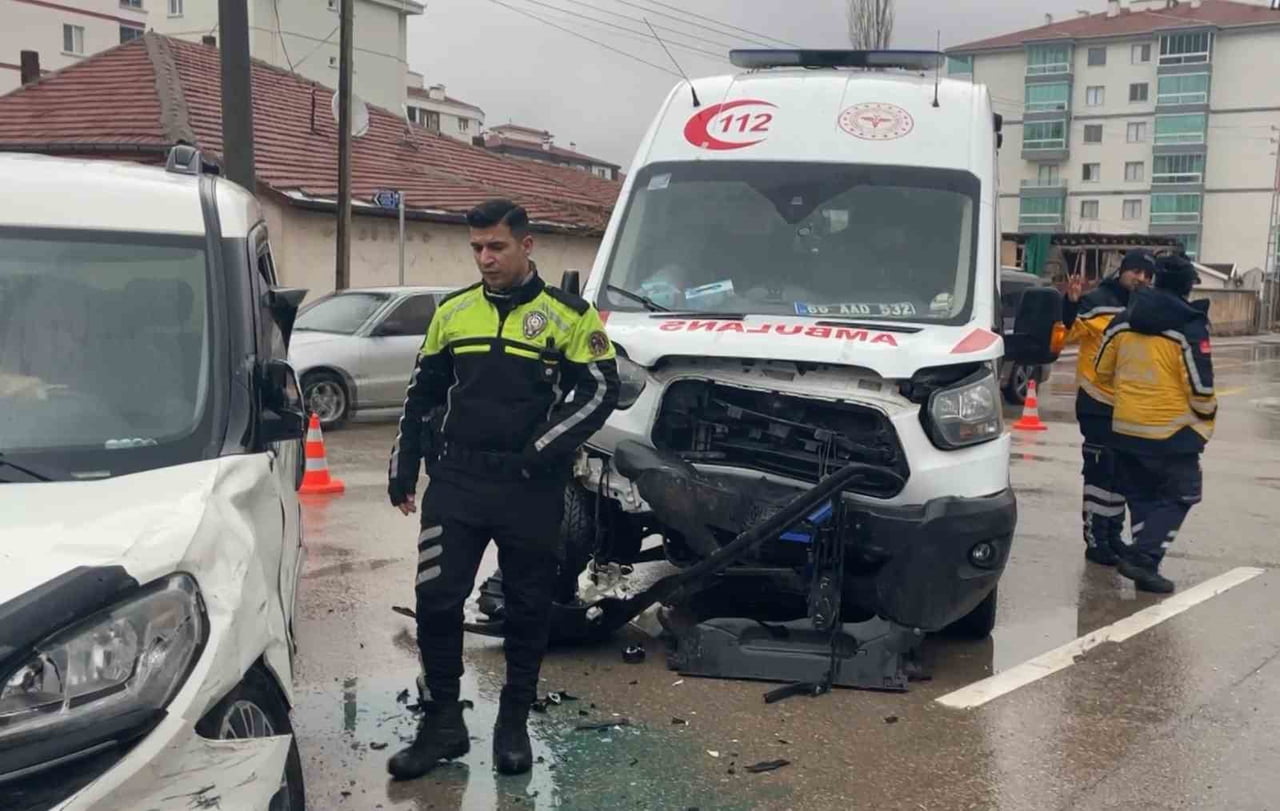 AKSARAY’DA İÇERİSİNDE HASTA BULUNAN AMBULANS İLE HAFİF TİCARİ ARACIN KARIŞTIĞI TRAFİK KAZASINDA 7...