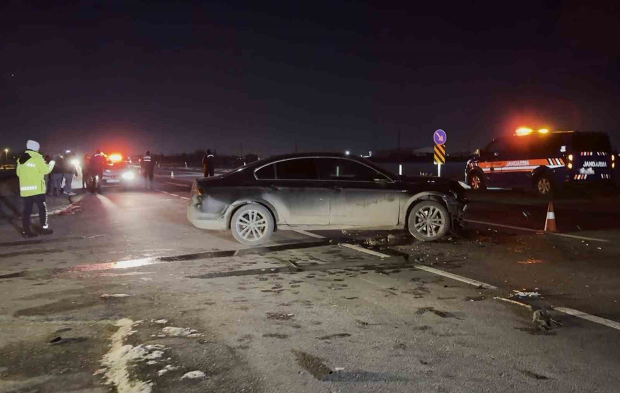 AKSARAY’DA MİNİBÜS İLE OTOMOBİLİN ÇARPIŞMASI SONUCU MEYDANA GELEN TRAFİK KAZASINDA MİNİBÜS TAKLA...