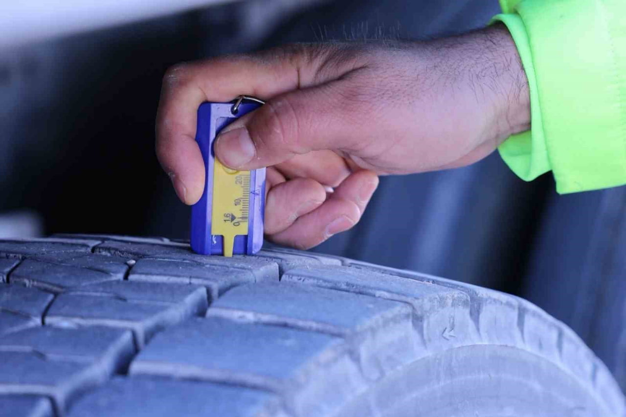 AKSARAY’DA OTOYOL BAŞTA OLMAK ÜZERE İLÇE, BELDE VE KÖY YOLLARINDA KIŞ LASTİĞİ DENETİMİ YAPAN...