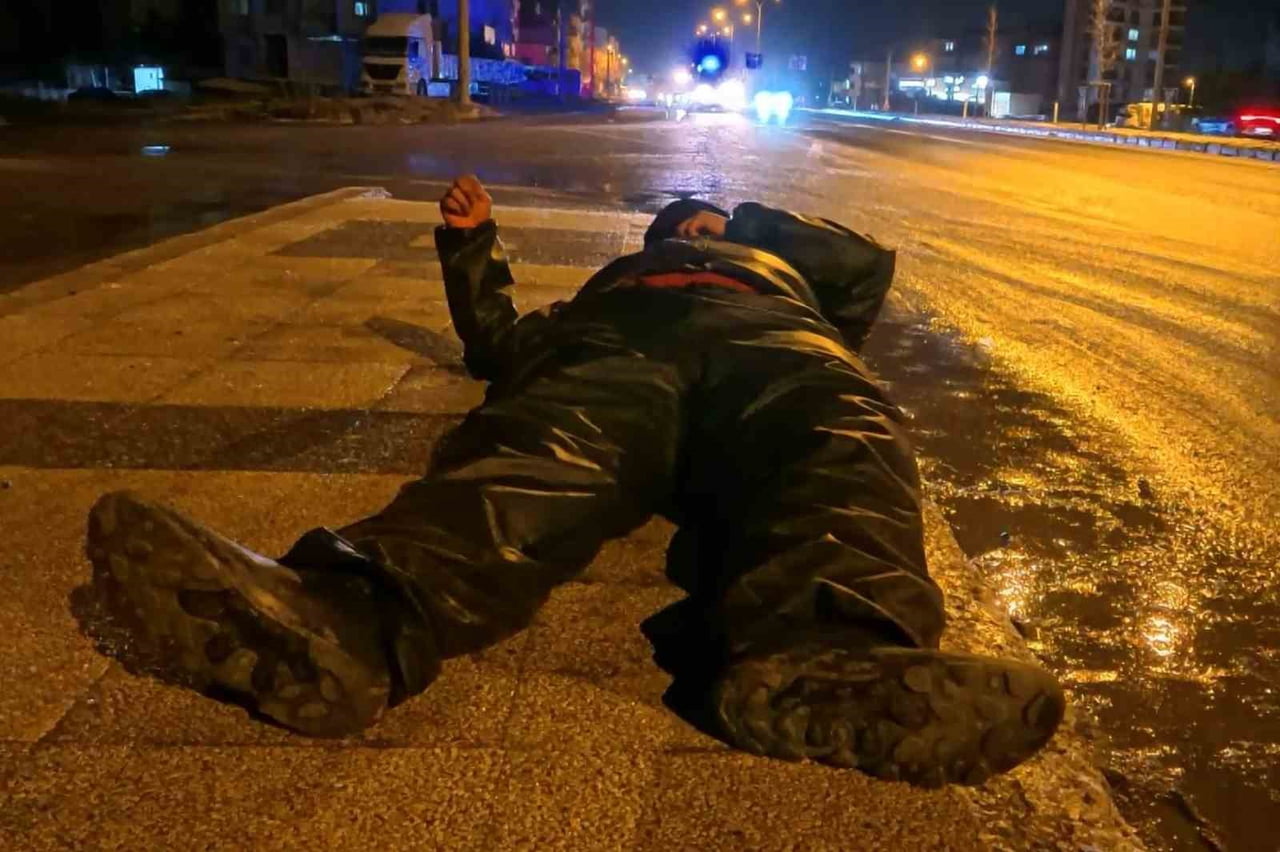 AKSARAY’DA SÜRÜCÜSÜNÜN BUZLU YOLDA KAYMA SONUCU DİREKSİYON HAKİMİYETİNİ KAYBETTİĞİ MOTOSİKLET YOLA...