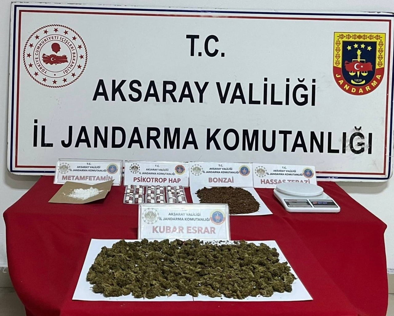 AKSARAY’DA UYUŞTURUCU TACİRİNE YÖNELİK JANDARMANIN YAPTIĞI OPERASYONDA ÇEŞİTLİ UYUŞTURUCU MADDELER...