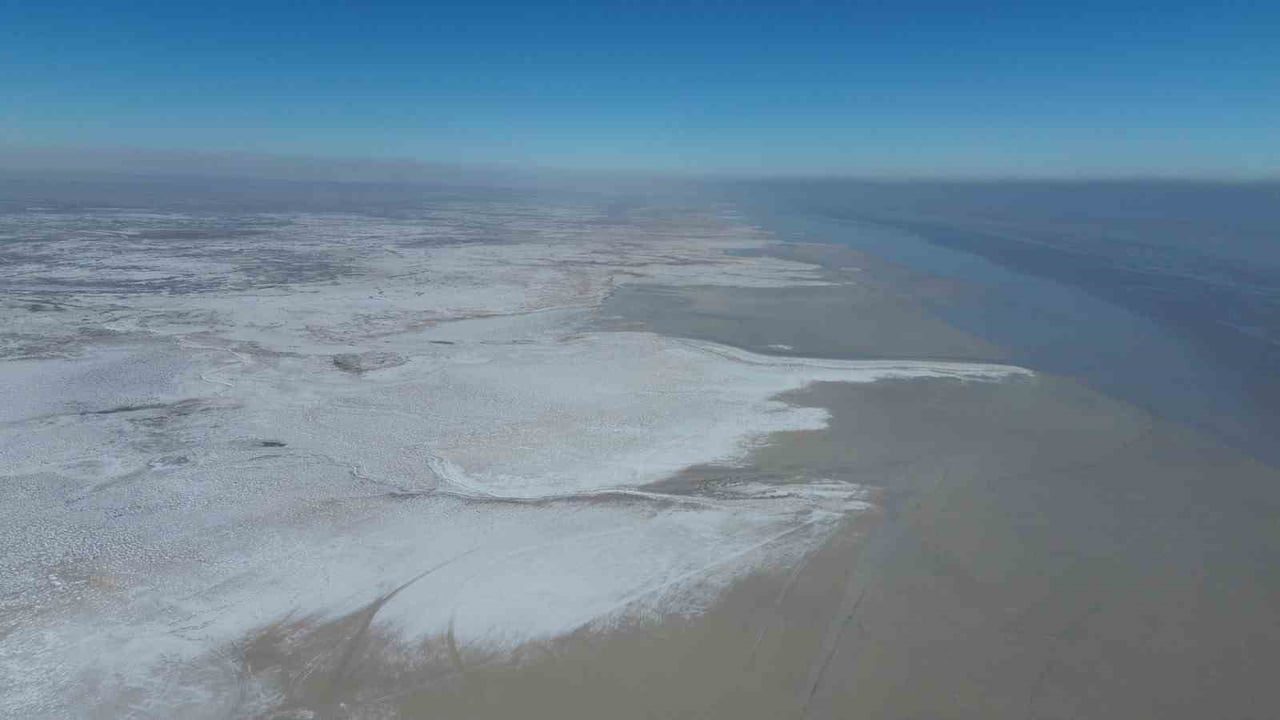 AKSARAY’DA YAĞMUR VE KAR YAĞIŞININ ARDINDAN TUZ GÖLÜ’DE KISMEN BEYAZA BÜRÜNÜRKEN, YAĞIŞLAR...