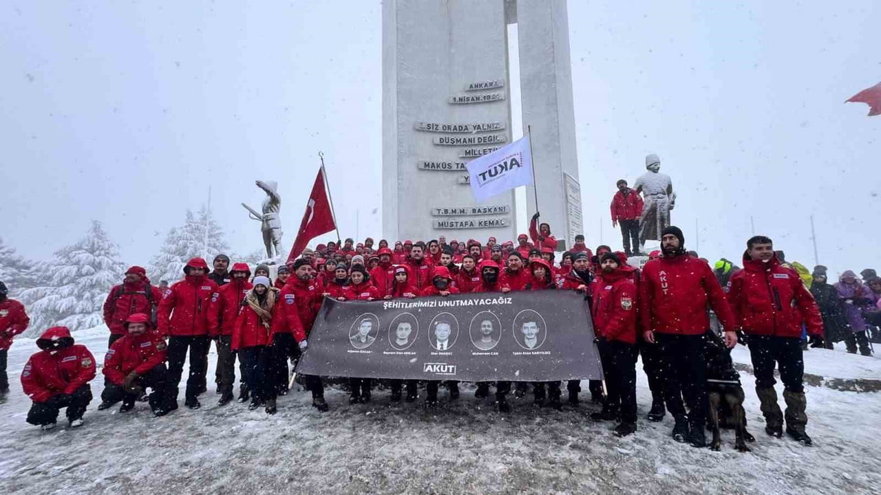 AKUT BOZÜYÜK EKİBİ TARAFINDAN GELENEKSELLEŞEN METRİSTEPE ZAFER VE ŞEHİTLERİ ANMA YÜRÜYÜŞÜ, BU YIL...