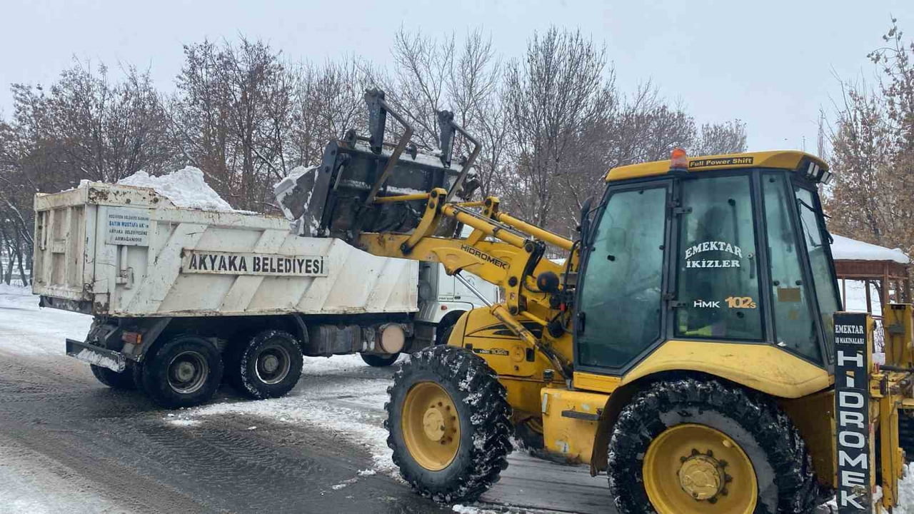 AKYAKA BELEDİYESİ KARLA MÜCADELE EKİPLERİ GÖREV BAŞINDA(KARS-İHA)