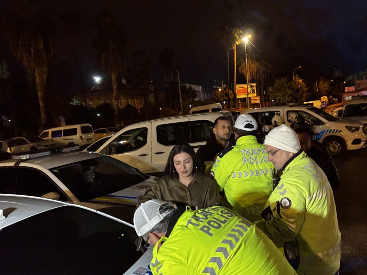 ALKOLLÜ ÇIKAN BİR KADIN SÜRÜCÜ, KENDİSİNİ GÖRÜNTÜLEYEN BASIN MENSUPLARINA TEPKİ GÖSTEREREK BİR...