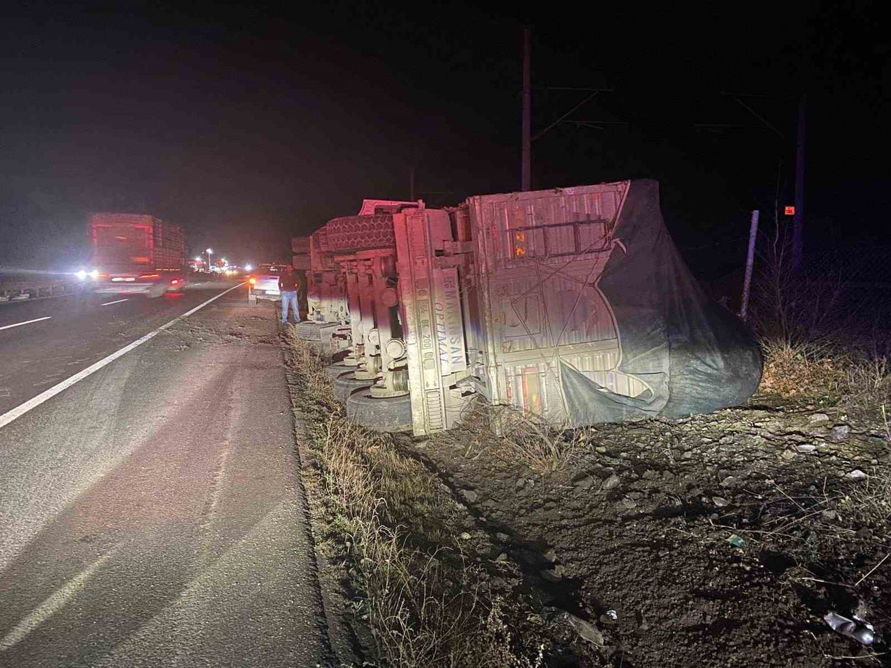 ALKOLLÜ TIR SÜRÜCÜSÜ TRAFİK GÜVENLİĞİNİ TEHLİKEYE SOKTU