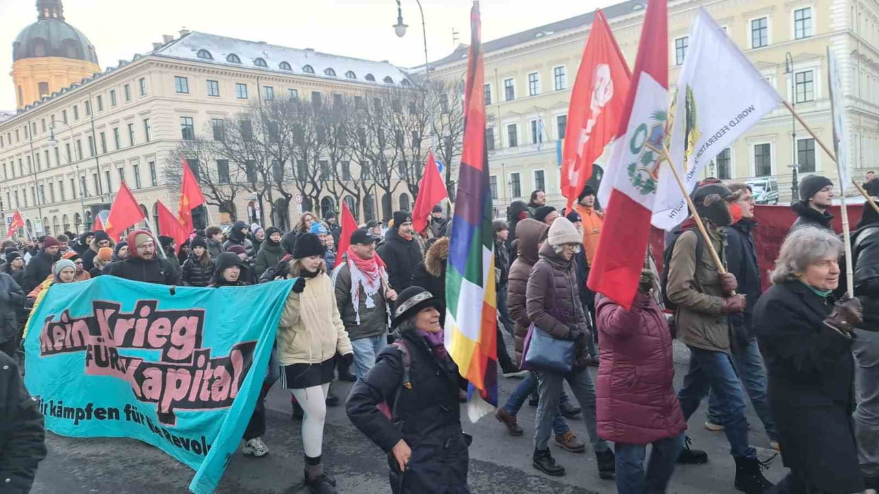 ALMANYA’NIN MÜNİH KENTİNDE, ABD’NİN VENEZUELA’YA YÖNELİK SALDIRISI PROTESTO EDİLDİ.