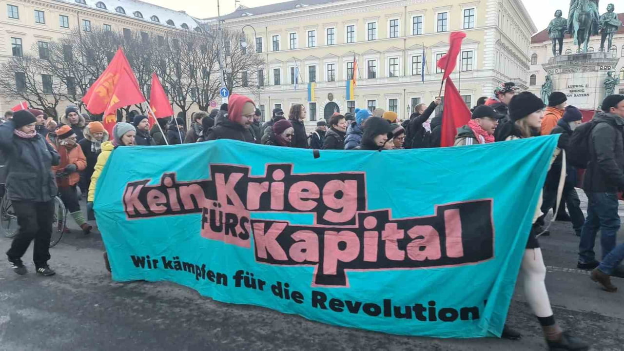 ALMANYA’NIN MÜNİH KENTİNDE, ABD’NİN VENEZUELA’YA YÖNELİK SALDIRISI PROTESTO EDİLDİ.