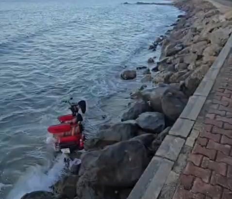 ALTINKUM SAHİL YÜRÜYÜŞ BANDINDA ELEKTRİKLİ MOTOSİKLETLE MEYDANA GELEN KAZA YÜREKLERİ AĞZA...