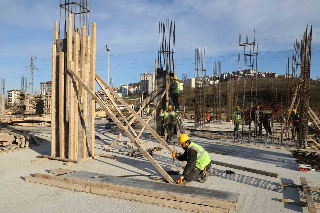 ALTINORDU İLÇESİNDE YARI OLİMPİK YÜZME HAVUZU VE ÇOK AMAÇLI SPOR SALONU İNŞAATI...